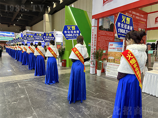 火爆網(wǎng)美女禮儀宣傳隊(duì)亮相2024中原農(nóng)資雙交會(huì)！